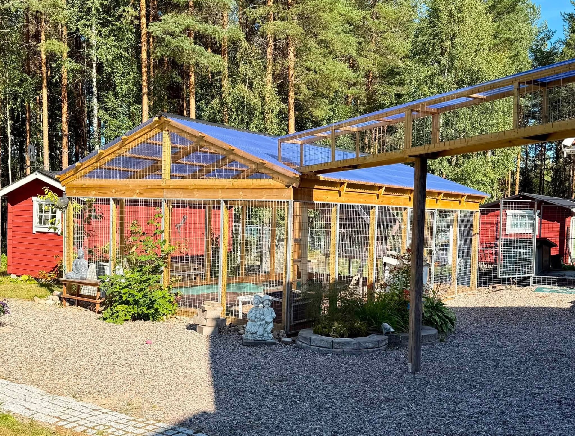 Uppfräschning av kattgården som används flitigt av våra katter